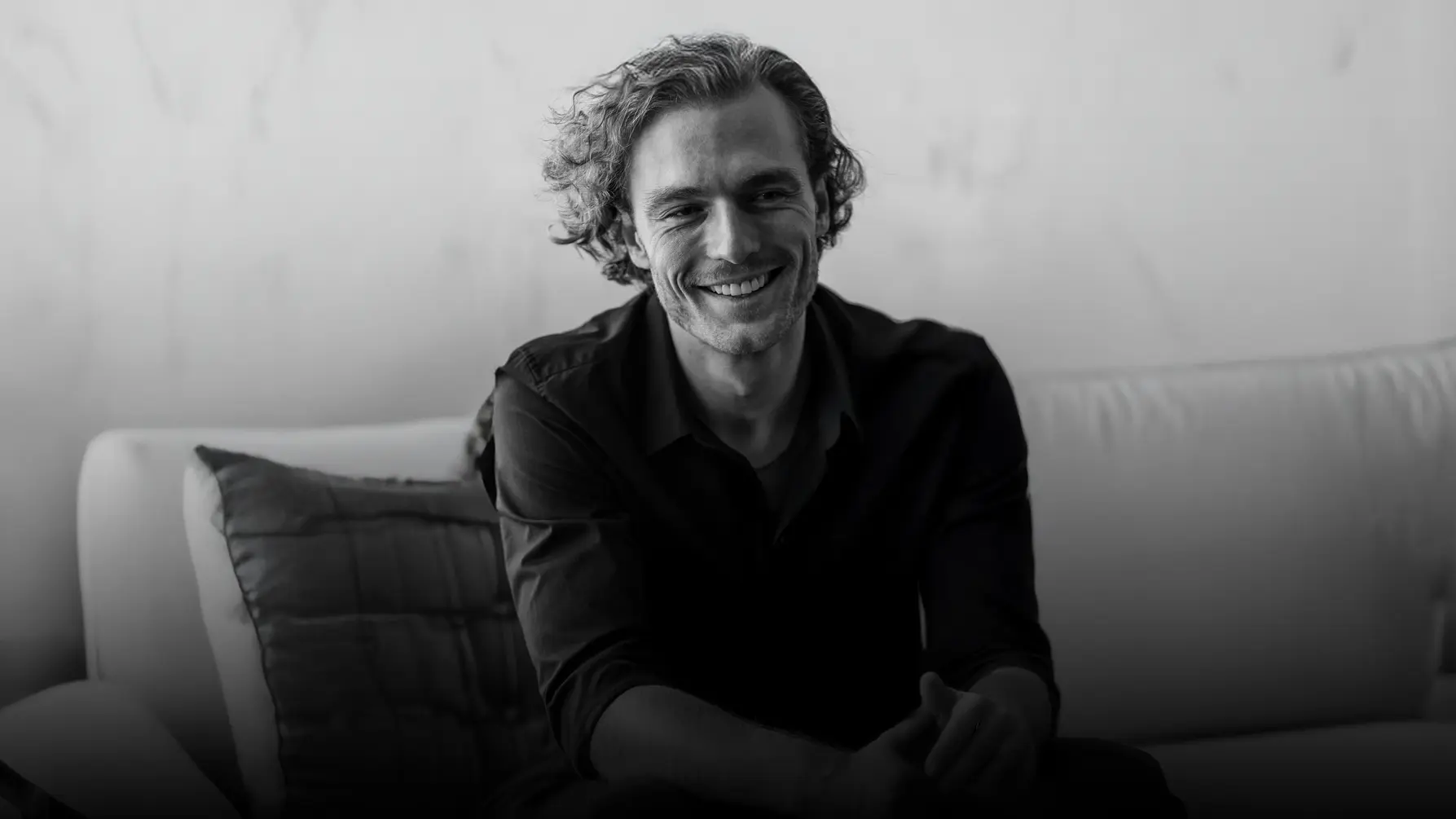 Pacient zambind dupa tratament stomatologic premium - The Smile Lounge